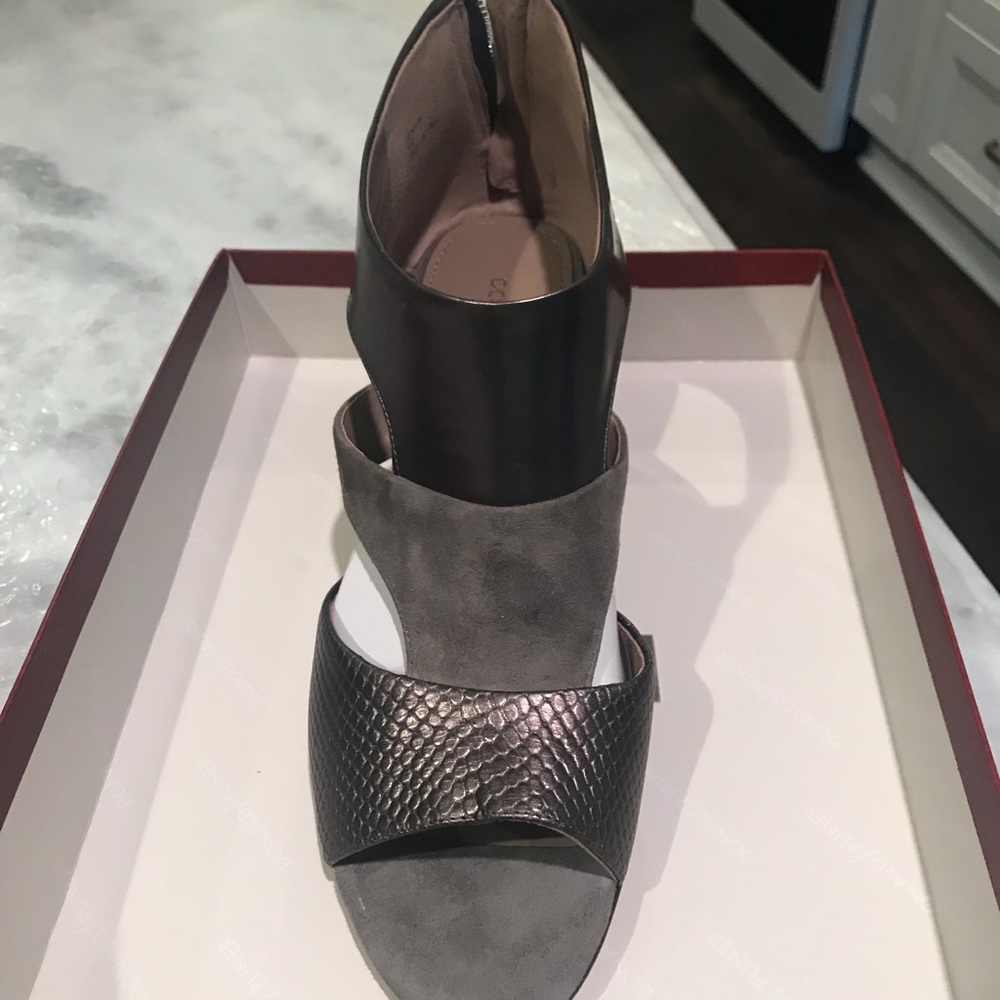 Donald Pliner wedge sandals - Picture 4 of 8